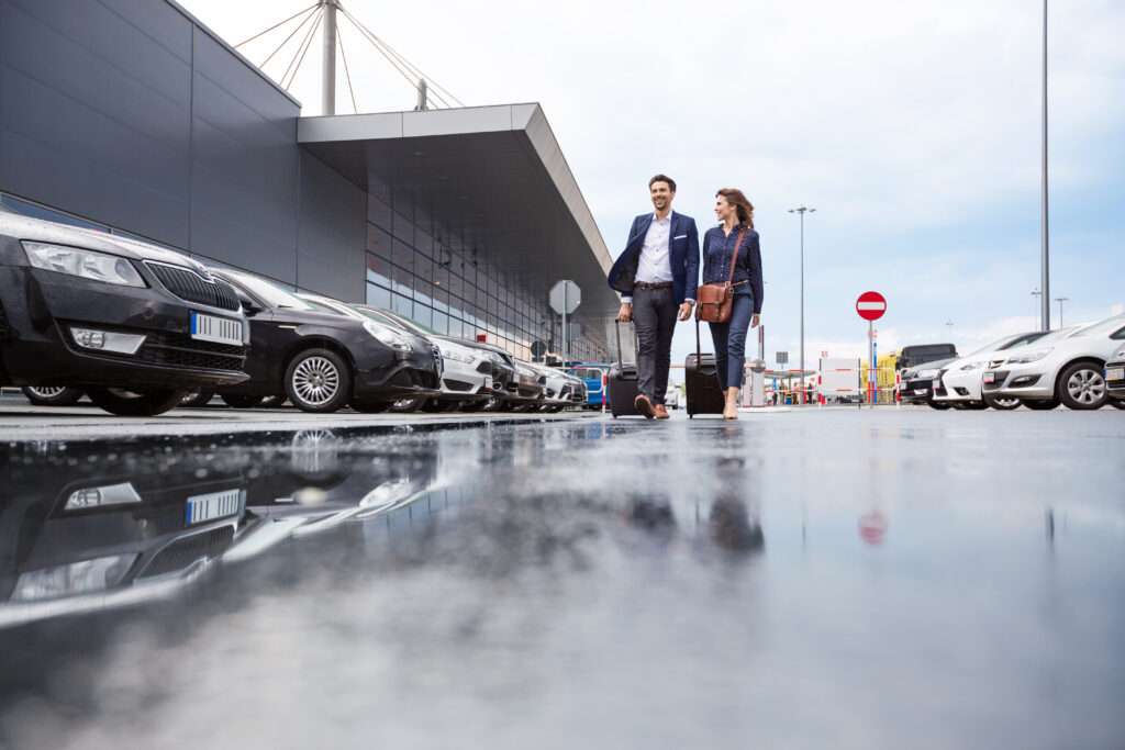 Empresarios en el aparcamiento de un aeropuerto