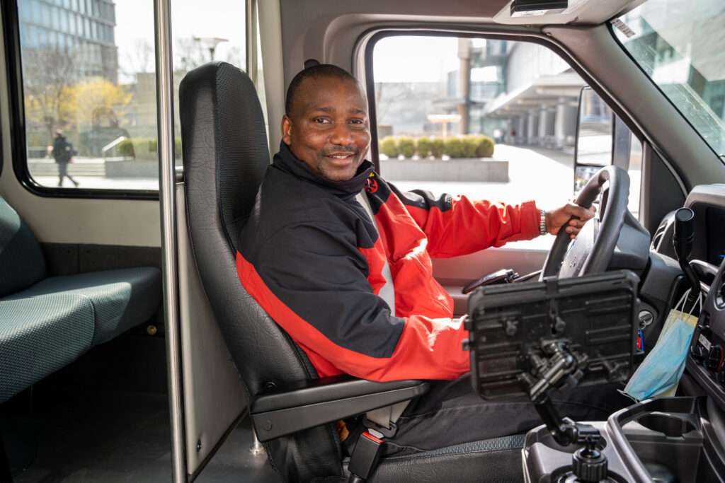 Conductor de autobús de SP+ al volante
