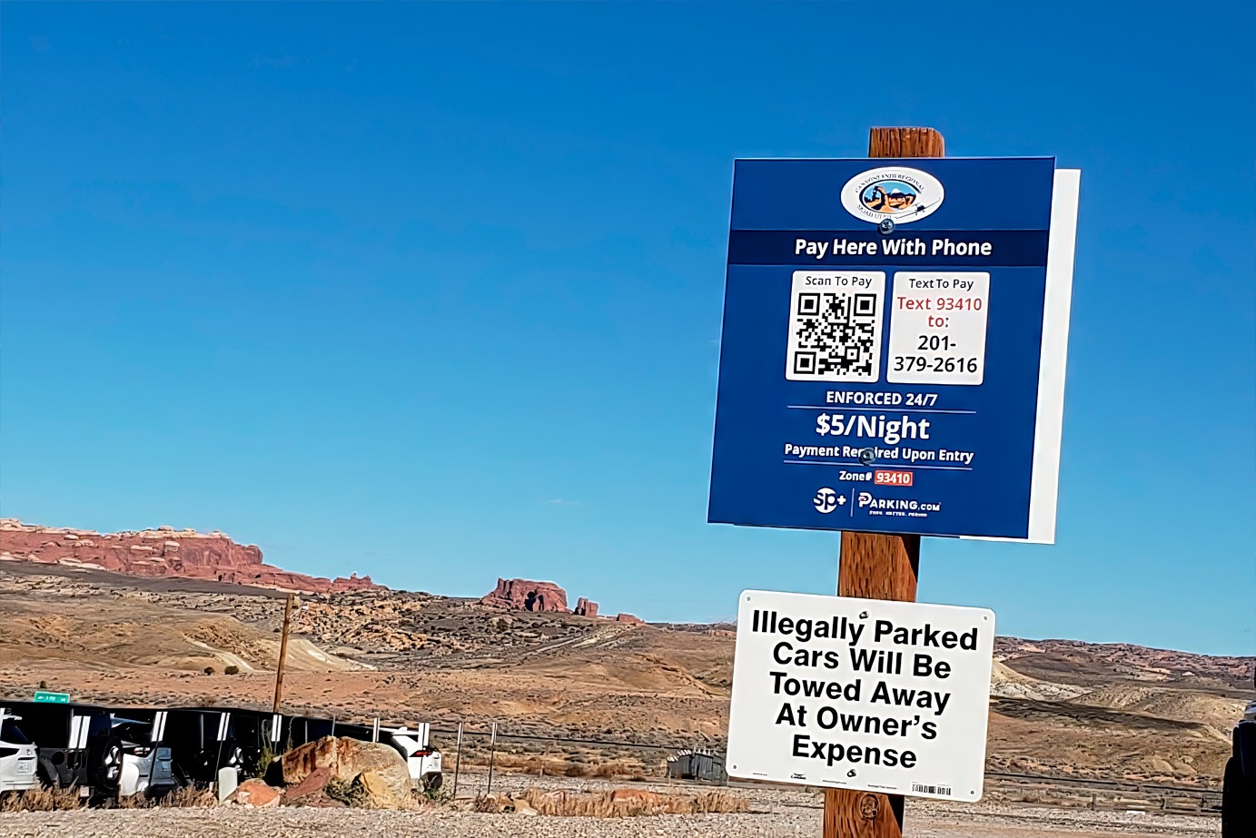 Señal de aparcamiento SP+ en el Aeropuerto Regional de Canyon Lands